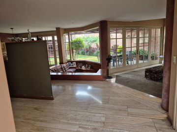 EXCLUSIVA CASA EN LA MOLINA VIEJA – AMPLIA, ILUMINADA Y CON EXCELENTES ACABADOS