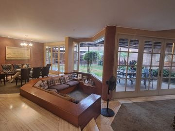 EXCLUSIVA CASA EN LA MOLINA VIEJA – AMPLIA, ILUMINADA Y CON EXCELENTES ACABADOS
