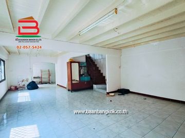 ทาวน์เฮาส์ หมู่บ้าน ปิ่นเจริญ 4 (ซอยนาวงประชาพัฒนา 17) เนื้อที่ 17.5 ตรว ถนนวิภาวดี แขวงสีกัน(บ้านใหม่) เขตบางเขน(ตลาดขวัญ) กรุงเทพมหานคร