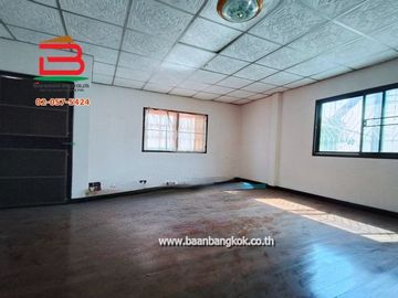 ทาวน์เฮาส์ หมู่บ้าน ปิ่นเจริญ 4 (ซอยนาวงประชาพัฒนา 17) เนื้อที่ 17.5 ตรว ถนนวิภาวดี แขวงสีกัน(บ้านใหม่) เขตบางเขน(ตลาดขวัญ) กรุงเทพมหานคร