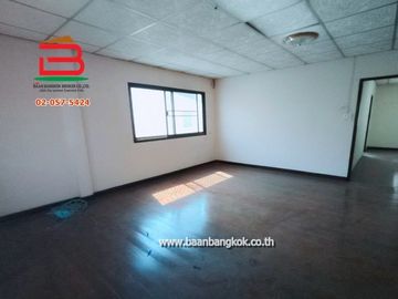 ทาวน์เฮาส์ หมู่บ้าน ปิ่นเจริญ 4 (ซอยนาวงประชาพัฒนา 17) เนื้อที่ 17.5 ตรว ถนนวิภาวดี แขวงสีกัน(บ้านใหม่) เขตบางเขน(ตลาดขวัญ) กรุงเทพมหานคร