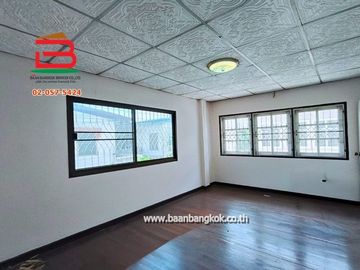 ทาวน์เฮาส์ หมู่บ้าน ปิ่นเจริญ 4 (ซอยนาวงประชาพัฒนา 17) เนื้อที่ 17.5 ตรว ถนนวิภาวดี แขวงสีกัน(บ้านใหม่) เขตบางเขน(ตลาดขวัญ) กรุงเทพมหานคร
