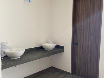 Bonita casa muy cerca de lomas de angelopolis , cerca de via atlixcáyotl Fraccionamiento Monte real