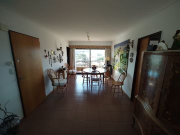 3 AMBIENTES EN VENTA - GESELL CENTRO - VISTA AL MAR - COCHERA