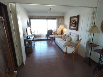 3 AMBIENTES EN VENTA - GESELL CENTRO - VISTA AL MAR - COCHERA