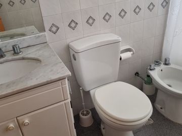 3 AMBIENTES EN VENTA - GESELL CENTRO - VISTA AL MAR - COCHERA