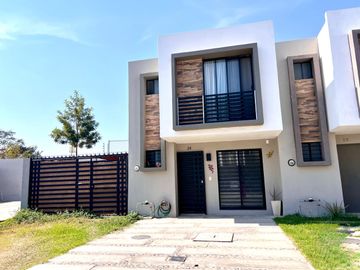 CASAEN ALTARERRA II CON EXCEDENTE DE TERRENO Y ESQUINA