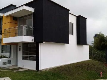 CASA EN CONJUNTO CERRADO DOSUQBERDAS EN VENTA