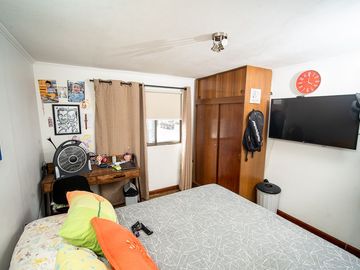 SE VENDE CASA EN CALLE 21 DE MAYO.