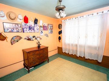 SE VENDE CASA EN CALLE 21 DE MAYO.