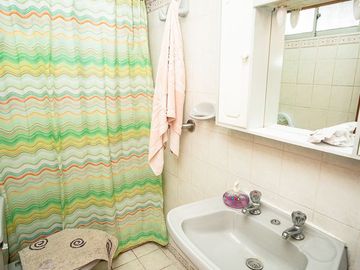 SE VENDE CASA EN CALLE 21 DE MAYO.
