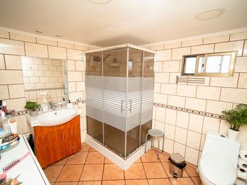 SE VENDE CASA EN CALLE 21 DE MAYO.