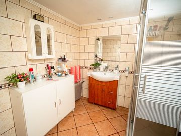 SE VENDE CASA EN CALLE 21 DE MAYO.