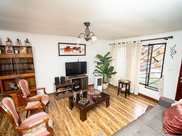 SE VENDE CASA EN CALLE 21 DE MAYO.