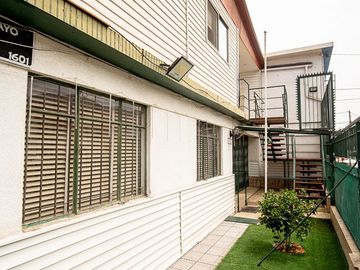 SE VENDE CASA EN CALLE 21 DE MAYO.