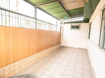 SE VENDE CASA EN CALLE 21 DE MAYO.