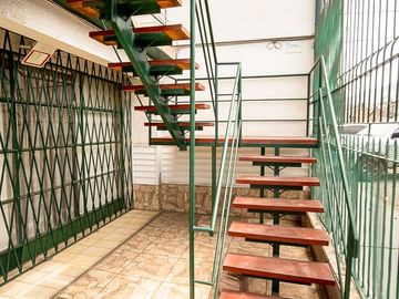 SE VENDE CASA EN CALLE 21 DE MAYO.