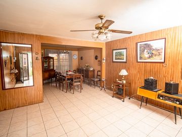 SE VENDE CASA EN CALLE 21 DE MAYO.