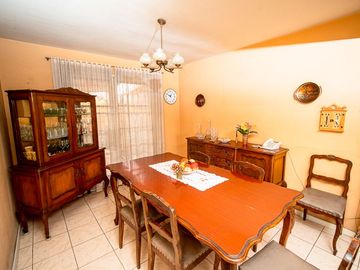 SE VENDE CASA EN CALLE 21 DE MAYO.