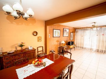 SE VENDE CASA EN CALLE 21 DE MAYO.