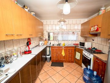 SE VENDE CASA EN CALLE 21 DE MAYO.