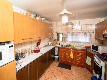 SE VENDE CASA EN CALLE 21 DE MAYO.