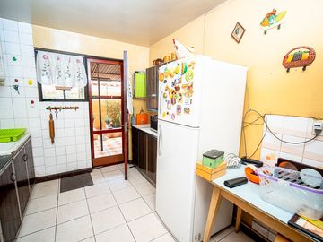 SE VENDE CASA EN CALLE 21 DE MAYO.
