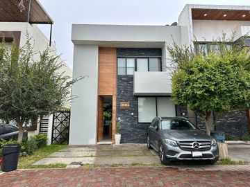 Casa de Lujo en Renta Bosques Vallarta, Coto Amate, 3 Rec. 3.5 Baños, Casa Club