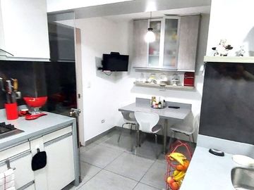 Vendo hermoso y bien cuidado departamento en el 1er piso de un moderno edificio en Vazlle Hermoso