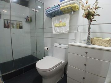 Vendo hermoso y bien cuidado departamento en el 1er piso de un moderno edificio en Vazlle Hermoso