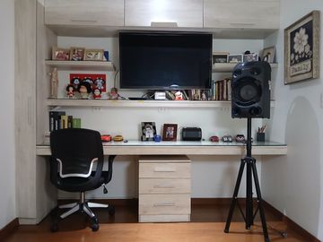 Vendo hermoso y bien cuidado departamento en el 1er piso de un moderno edificio en Vazlle Hermoso