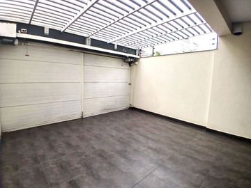 Vendo hermoso y bien cuidado departamento en el 1er piso de un moderno edificio en Vazlle Hermoso
