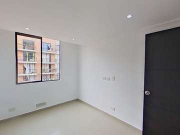 SE VENDE APARTAMENTO EN MADRID CON PAQUEADERO PRIVADO