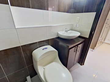 SE VENDE APARTAMENTO EN MADRID CON PAQUEADERO PRIVADO