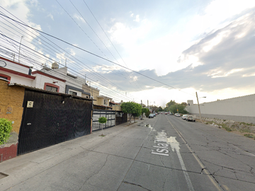 Casa en Venta; REMATE BANCARIO !!; C. Isla Mexicana, Parques Colón, Jalisco