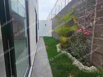 SE VENDE CASA EN FRACCIONAMIENTO EN Super Axex, Boulevard de Los Reyes, Pueblo de San Bernardino Tlaxcalancingo, San Andrés Cholula, Puebla, 72820, ME