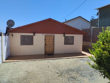 Casa Solida Al Interior De Comunidad Privada, Horcon