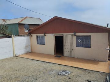 Casa Solida Al Interior De Comunidad Privada, Horcon