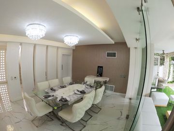 C230 - Venta Casa en Samborondón 4 dormitorios moderna piscina remodelada