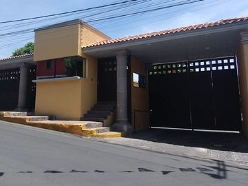 PRECIOSA Y ACOGEDORA CASA EN VENTA EN EXCLUSIVO CONDOMINIO EN SAN NICOLÁS TOTOLAPAN,