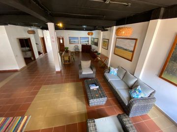 ESPECTACULAR CASA ESQUINERA EN VENTA.