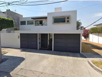 CASA EN REMATE EN CD SATELITE EDO MEX