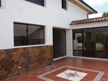Venta - Casa - Urbanización El Condado - Norte - Quito