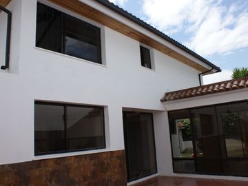 Venta - Casa - Urbanización El Condado - Norte - Quito