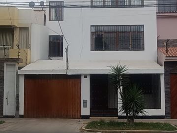 CASA EN ALQUILER - SAN ISIDRO - ICA - A MEDIA CUADRA DE LA AV. SAN MARTIN - EX SUNAFIL