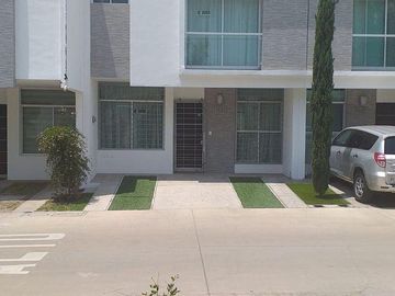 REMATAMOS HERMOSA RECIDENCIA EN PUERTA DEL BOSQUE GDL $988,335