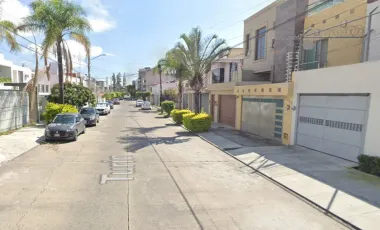 Vive la experiencia de comprar inteligente!! Venta de Casa en Remate Bancario En Av. Turin, Providencia 4a. Sección, Guadalajara, Jalisco, México