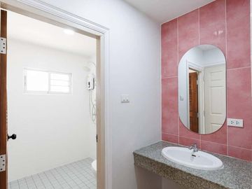 Single house for sale, renovated, Royal Village, 5 bedrooms, with built-in furniture, near Kad Farang