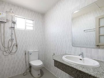 Single house for sale, renovated, Royal Village, 5 bedrooms, with built-in furniture, near Kad Farang