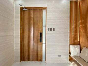 BRAND NEW, FULLY FURNISHED SINGLE-DETACHED HOUSE
